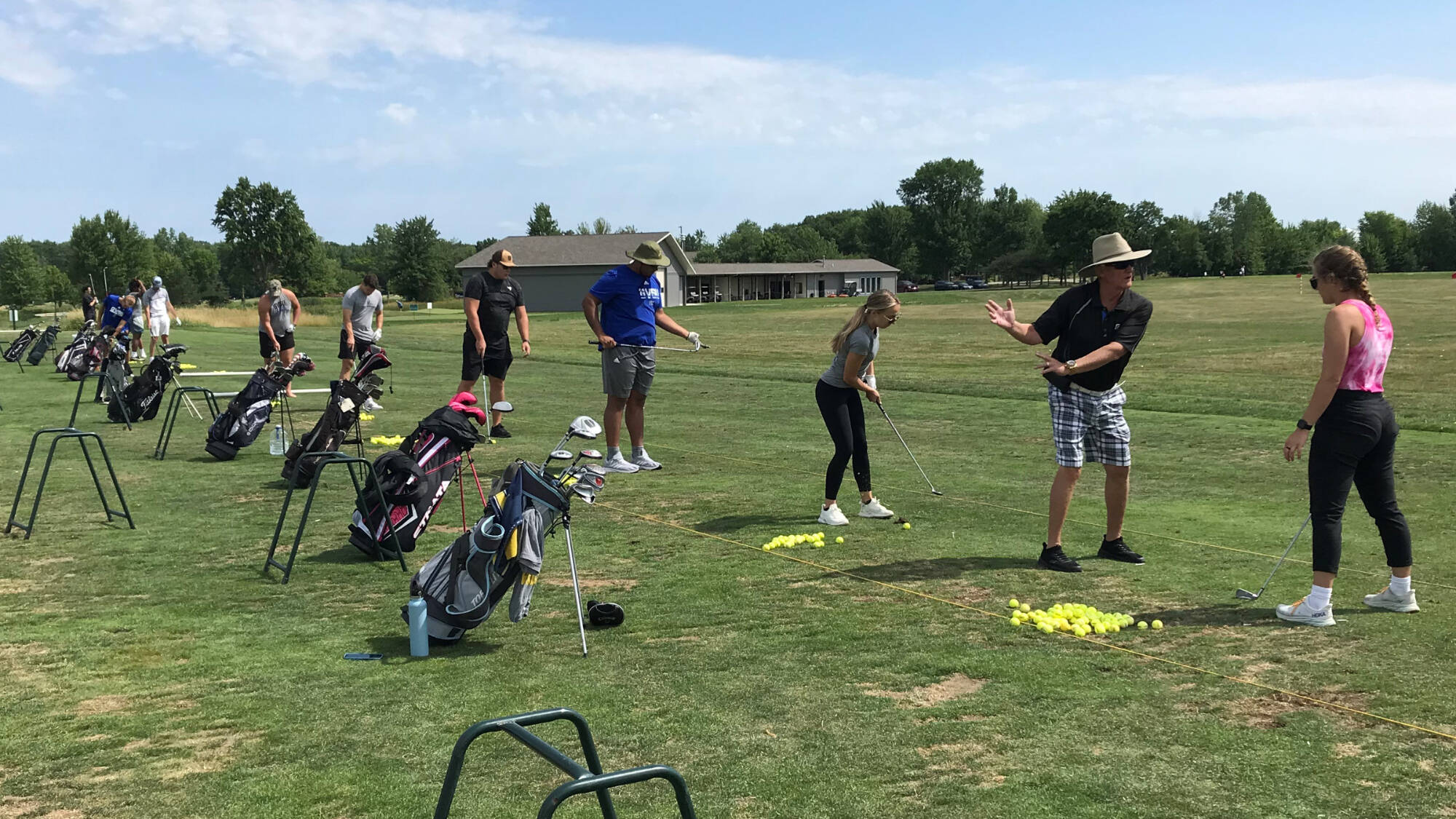 Students in FIT 121 golfing